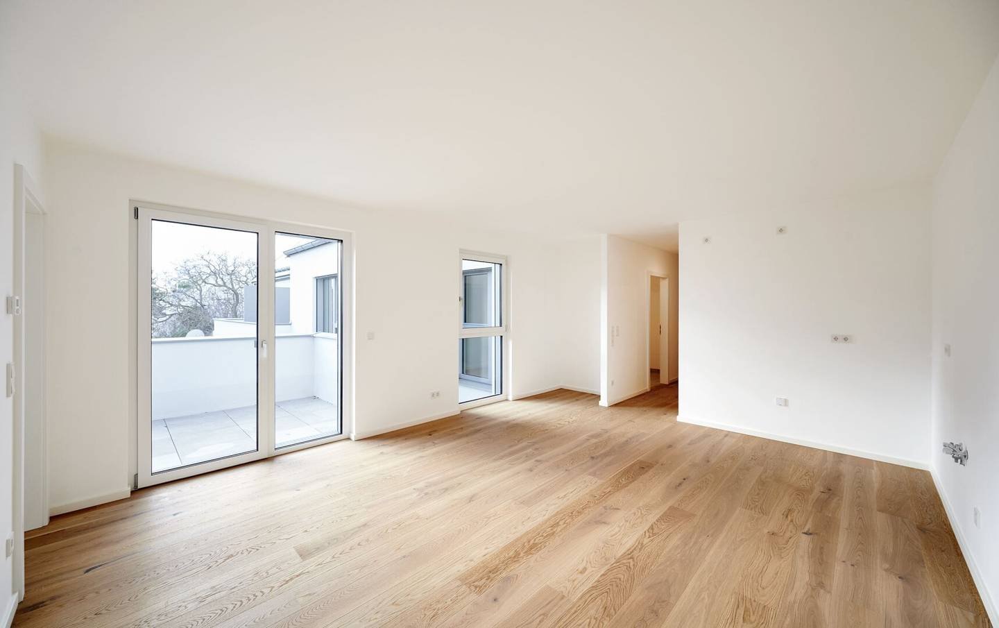 New build top floor apartment near U6