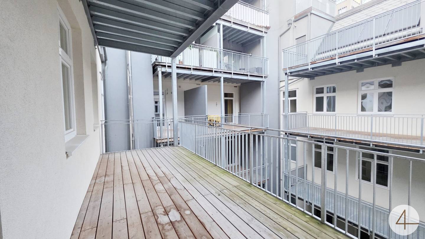 Historic building apartment with balcony near U1