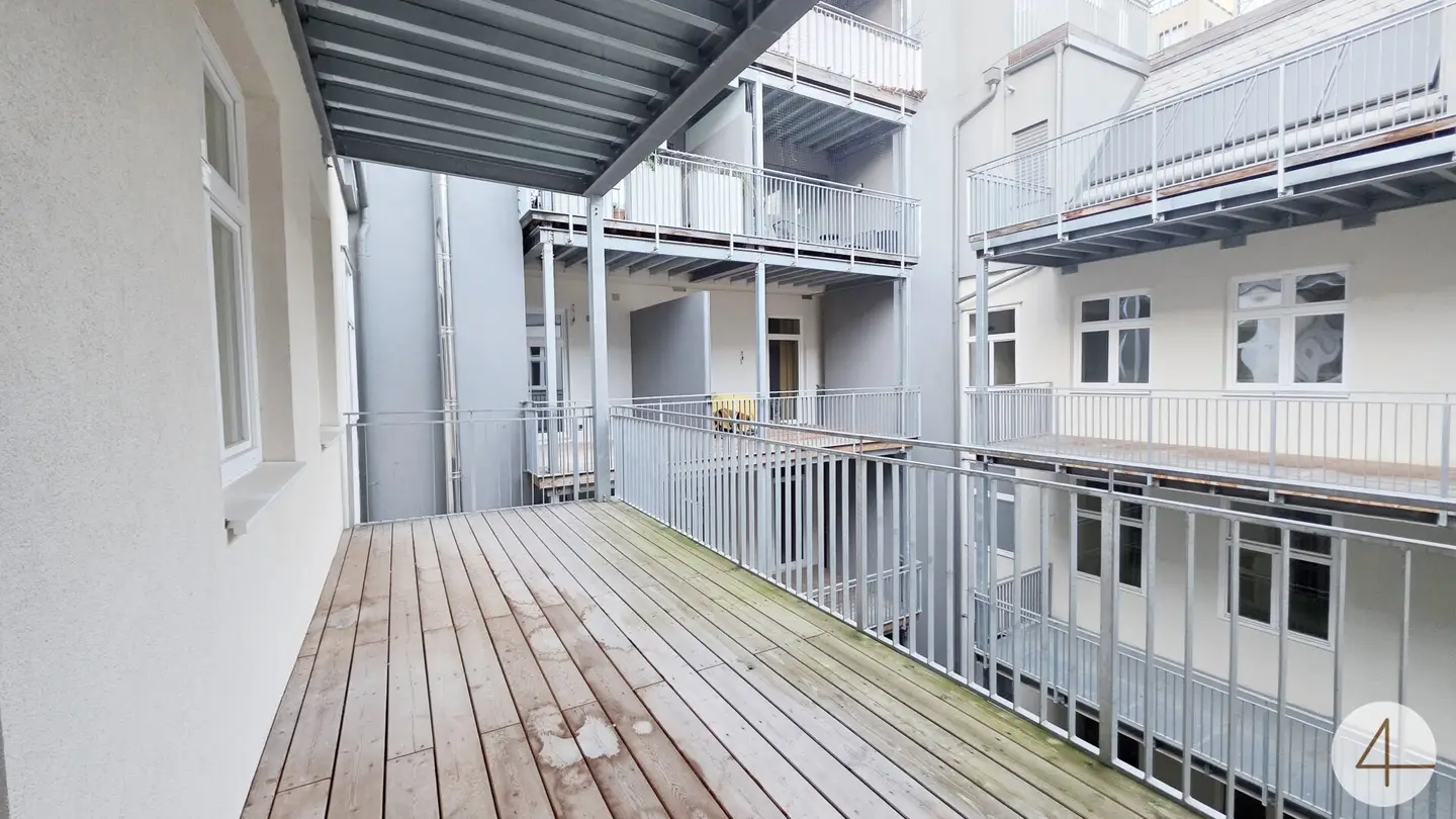 Historic building apartment with balcony near U1