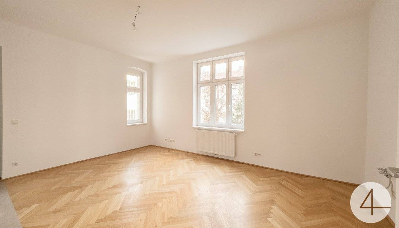 Historic building apartment with balcony near U1