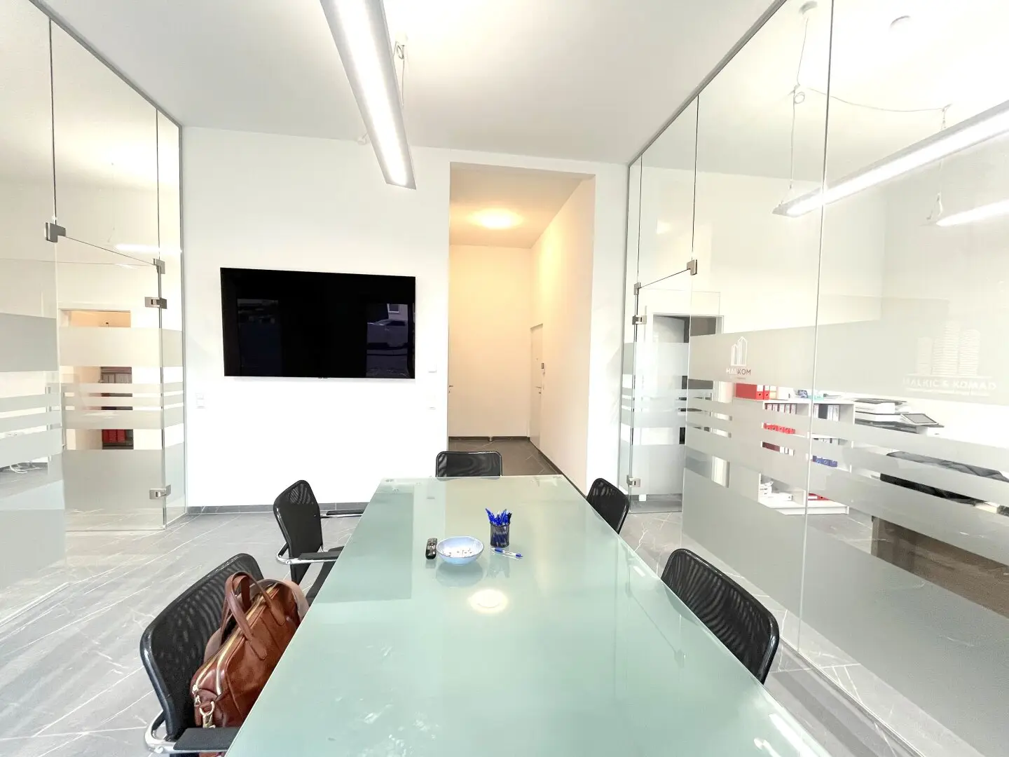 Altmannsdorfer Straße | Office with two workrooms, meeting area and large cellar storage for sale
