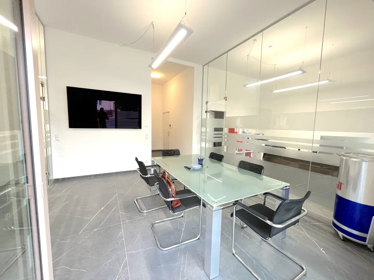 Altmannsdorfer Straße | Office with two workrooms, meeting area and large cellar storage for sale