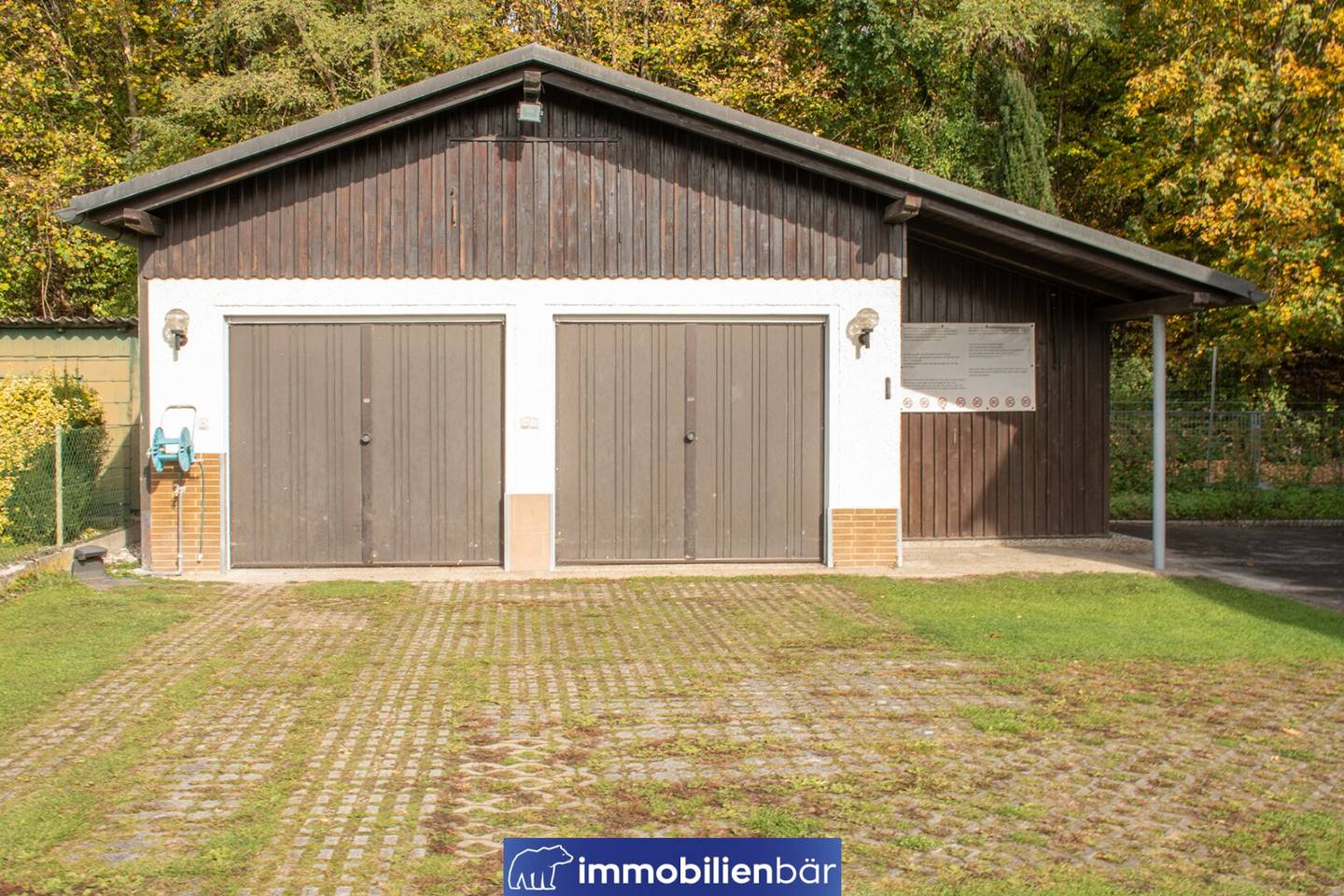 Solides Platzwunder mit Pool nur 500m vom Zentrum entfernt / Grundfläche 1.296 m² / Ziegeldoppelgarage mit Lagerraum