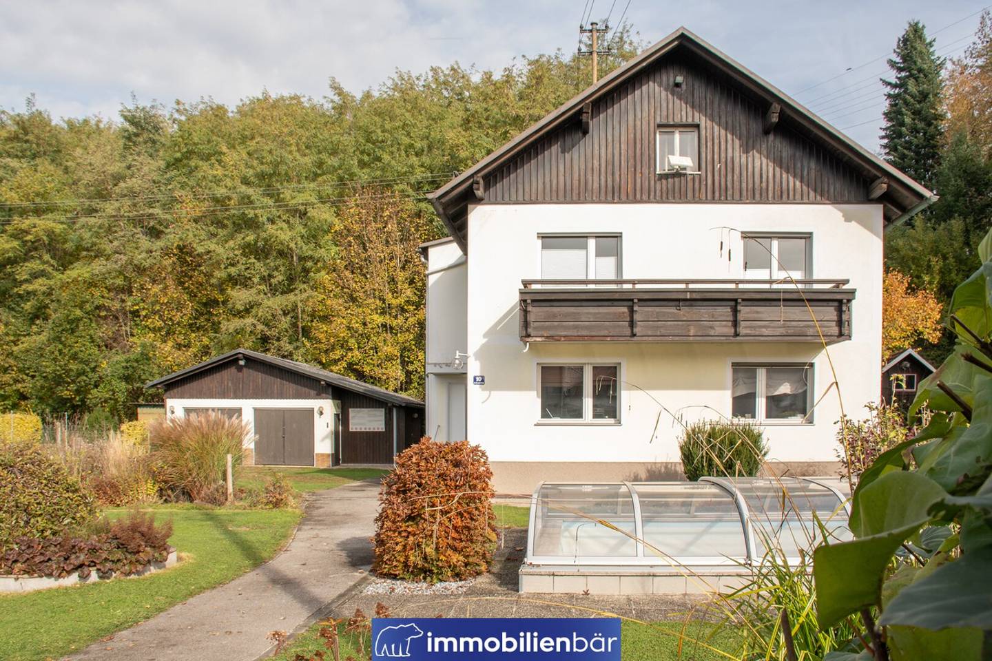 Solides Platzwunder mit Pool nur 500m vom Zentrum entfernt / Grundfläche 1.296 m² / Ziegeldoppelgarage mit Lagerraum