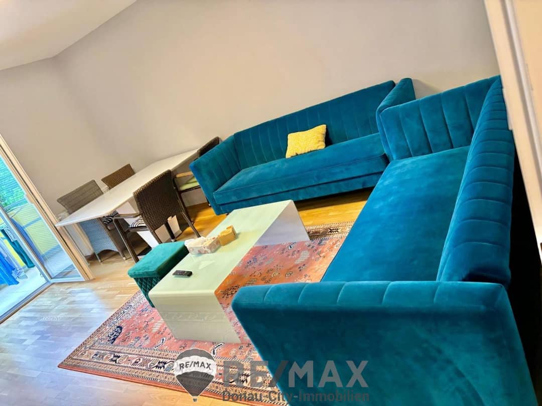 Wohnzimmer mit Sitzgarnitur und Esstisch