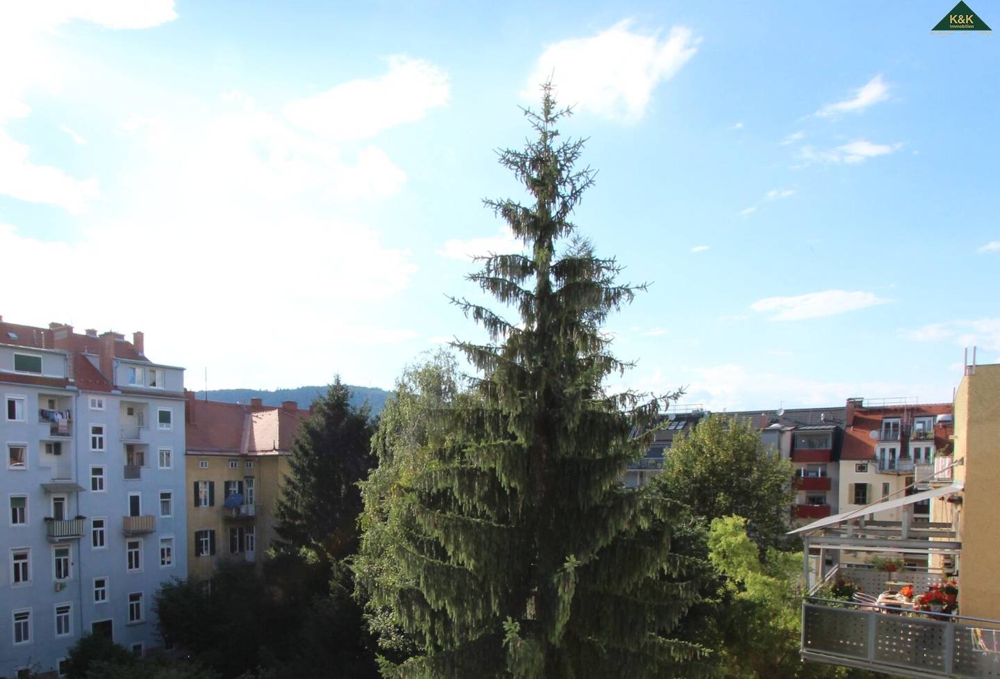 Anlegerwohnung zentrale Lage hell Balkon