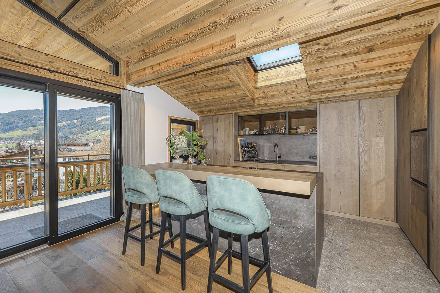 Penthouse with ski access and panoramic view