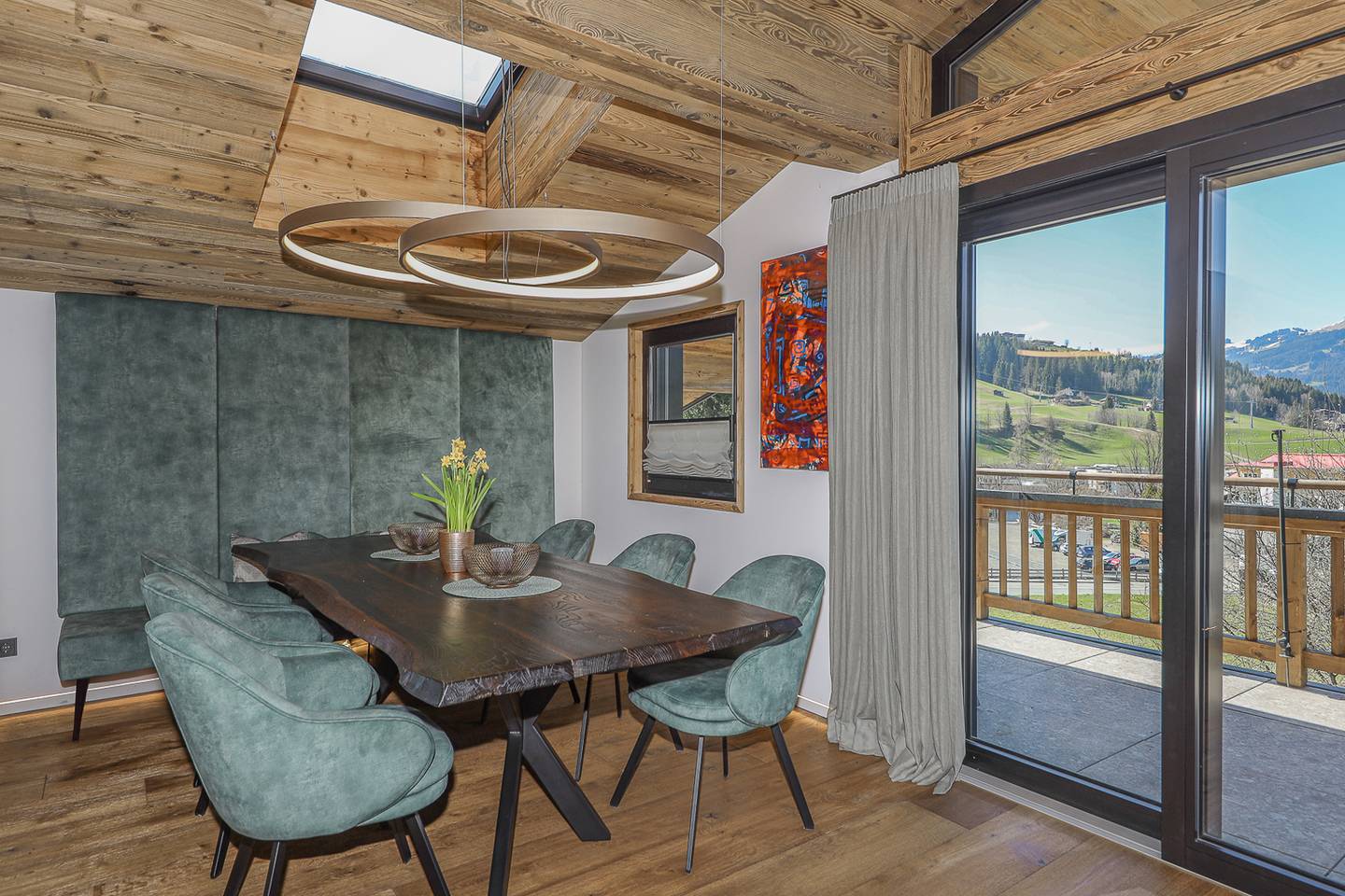 Penthouse with ski access and panoramic view