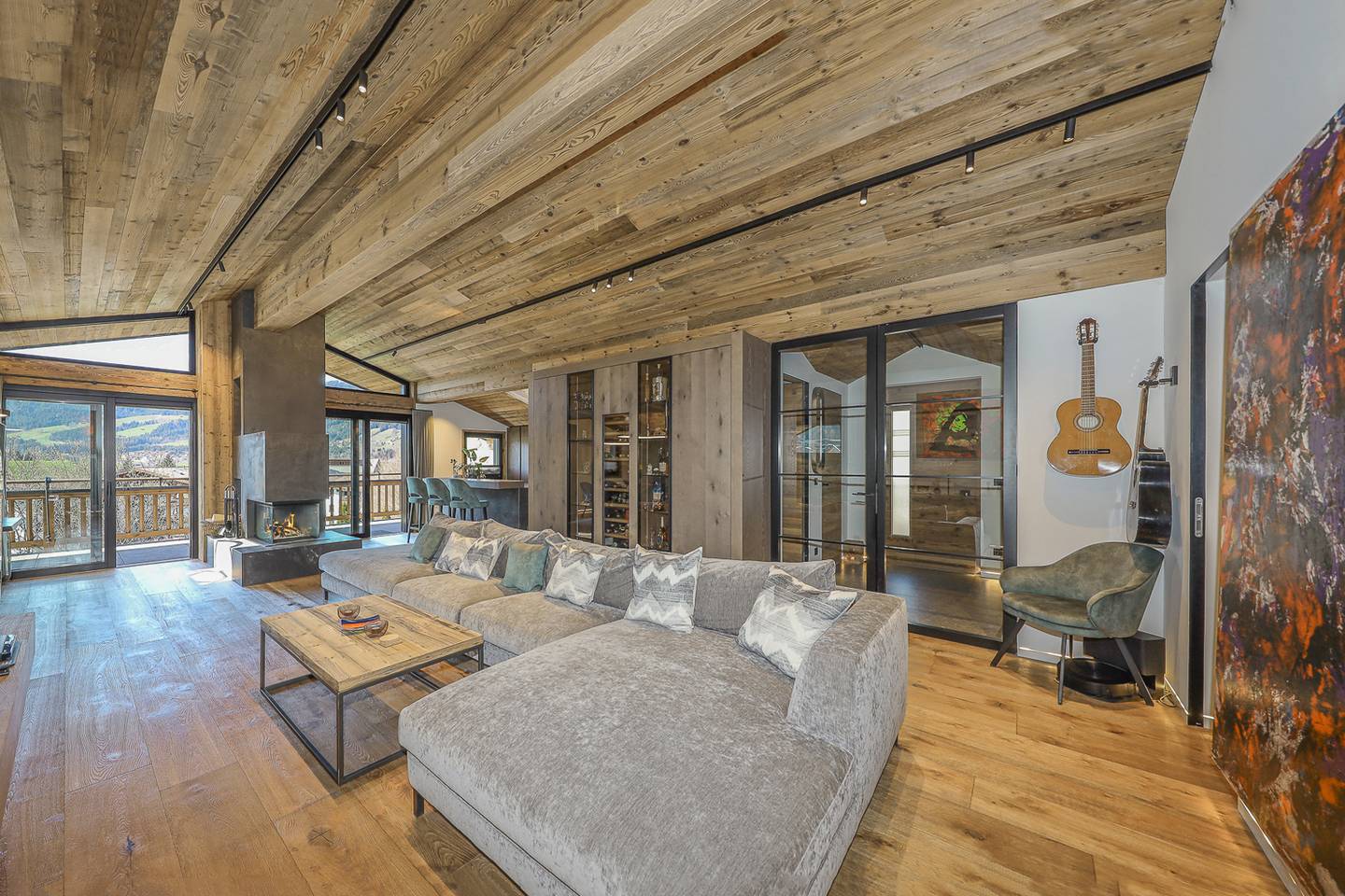 Penthouse with ski access and panoramic view