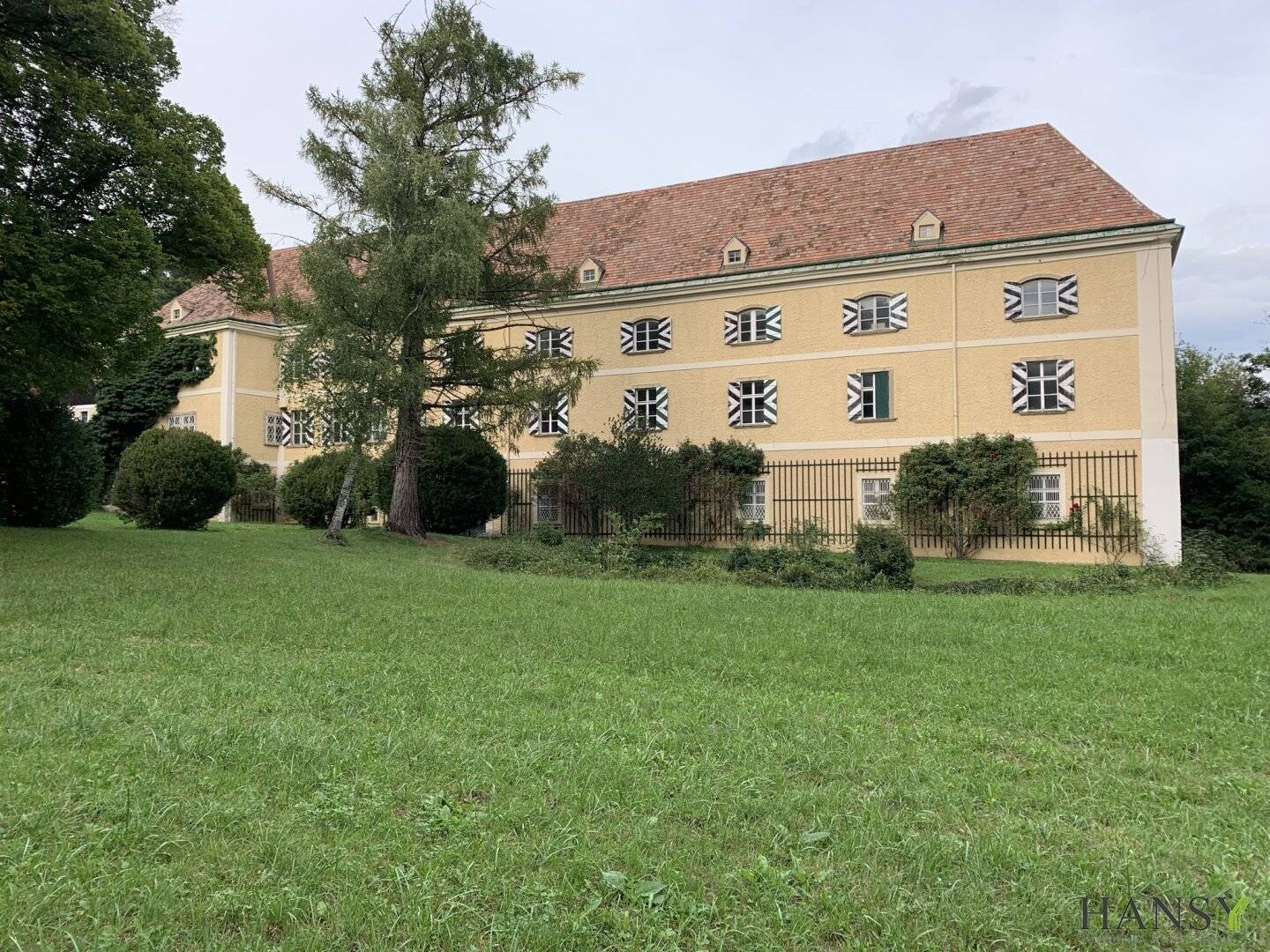 STRELZHOF: 3-Zimmer Schlosswohnung mit Garten &amp; KFZ Stellplätzen in absoluter Grünruhelage
