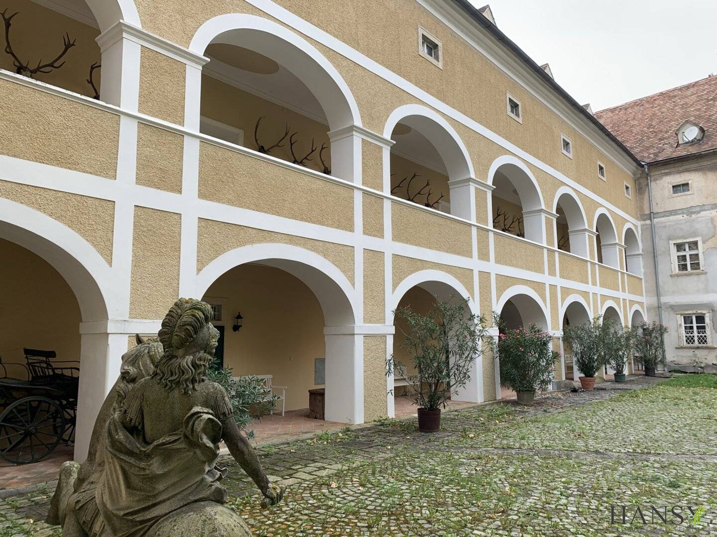3-room castle apartment with garden and car parking spaces in an absolute green quiet location