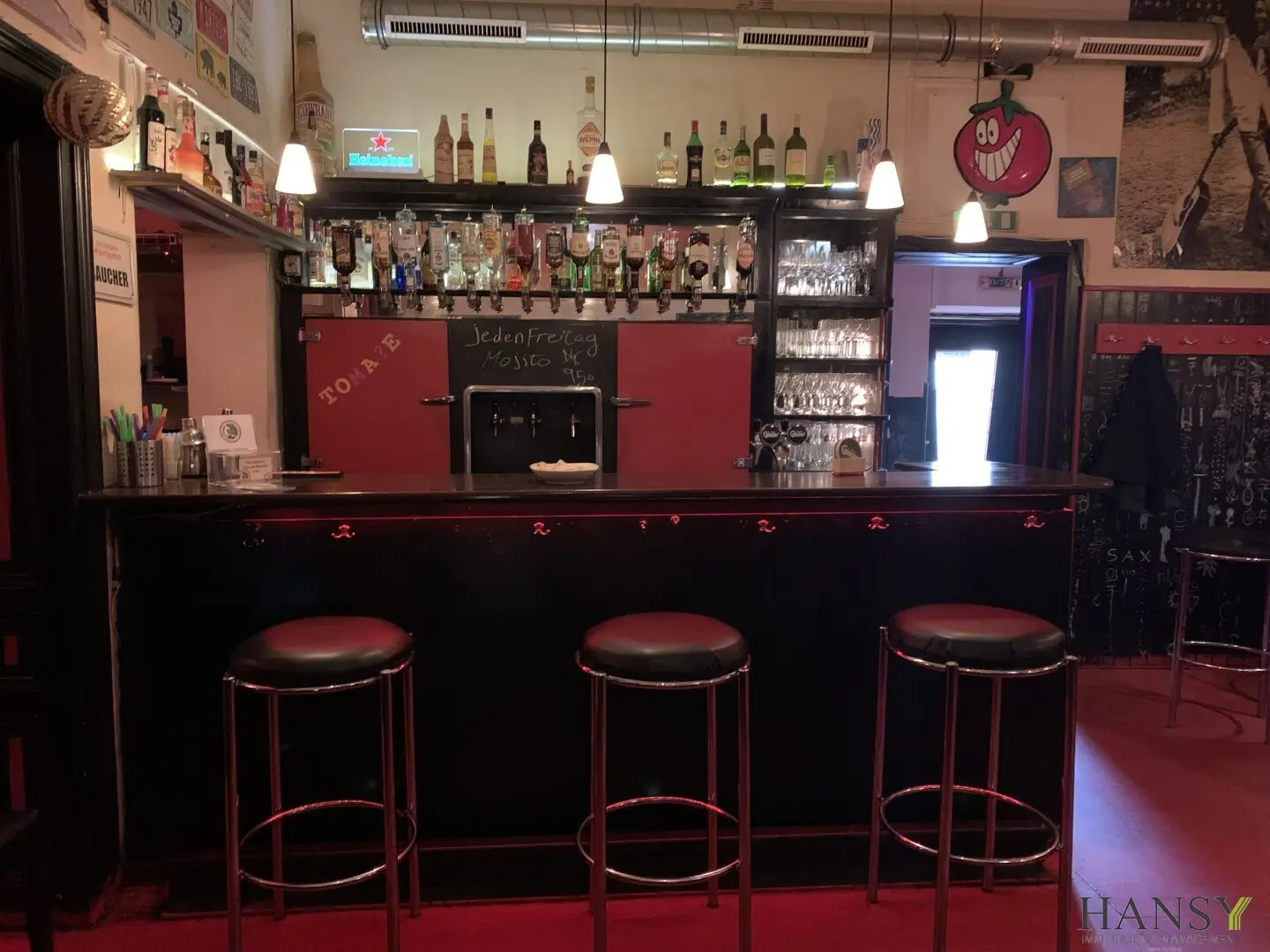Traditionsreiche Bar in zentraler Lage in Baden - 180 m² Gästebereich, Schanigarten, und viele Stammgäste
