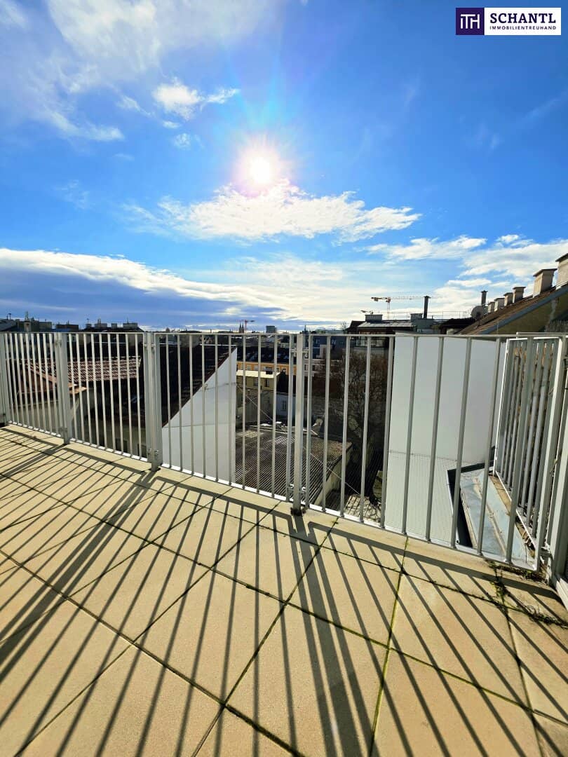 Top floor apartment with courtyard terrace and view