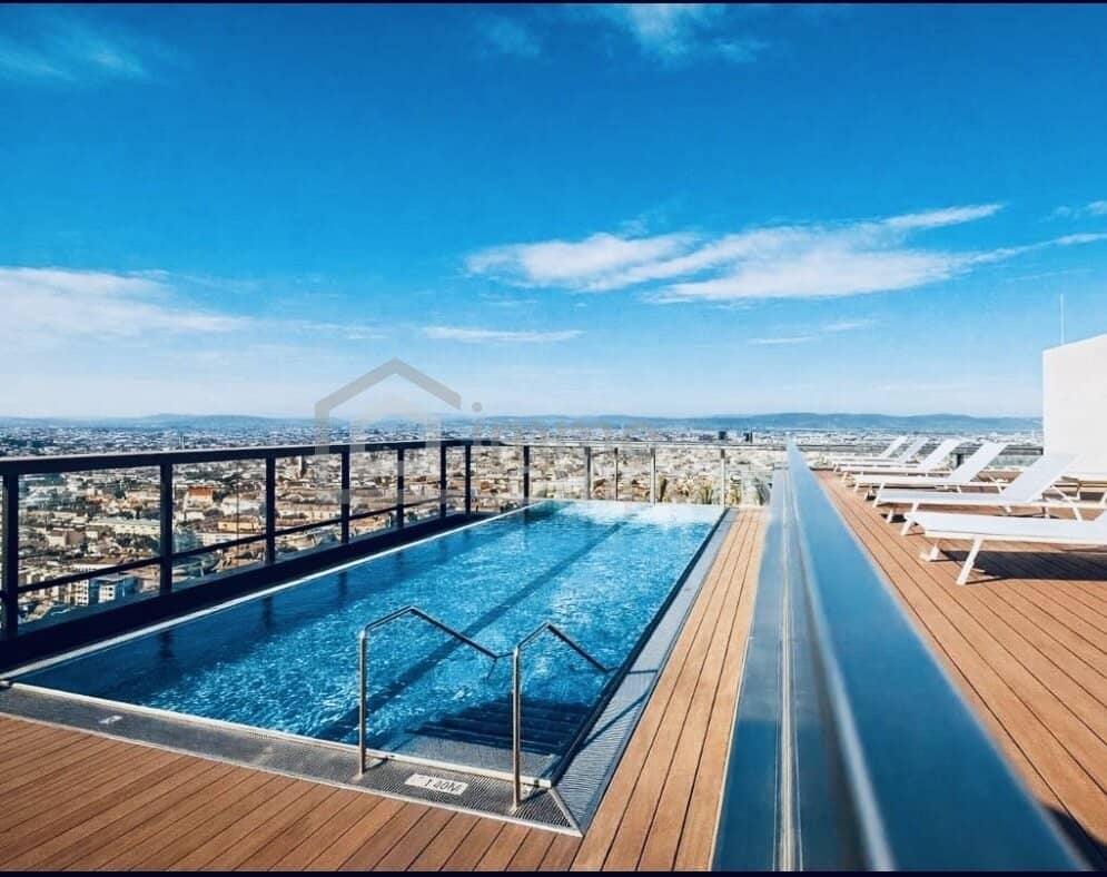 Apartment with 15 m² balcony and rooftop pool