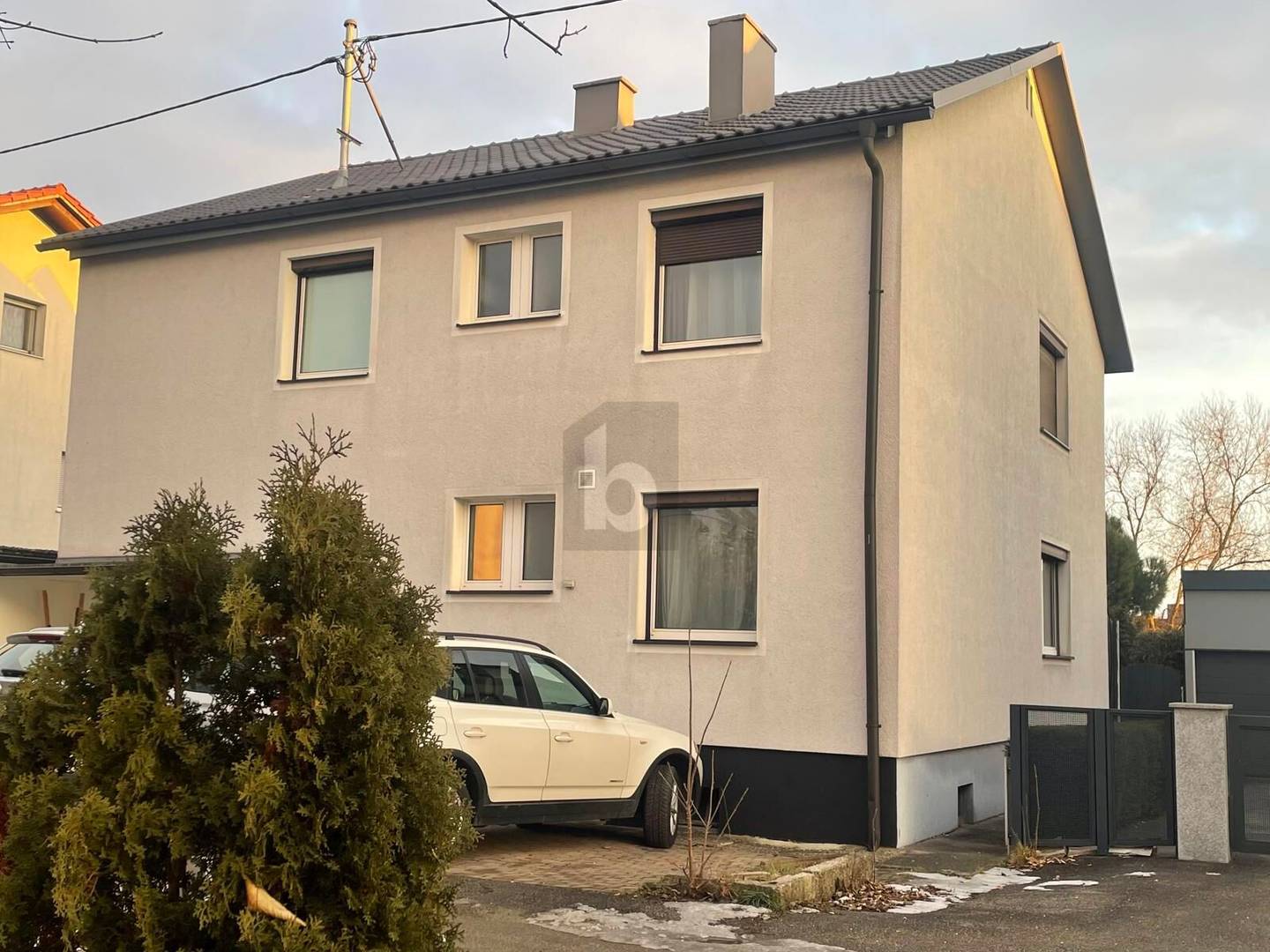 Gepflegte Familienwohnung mit Pool und XXL Garage