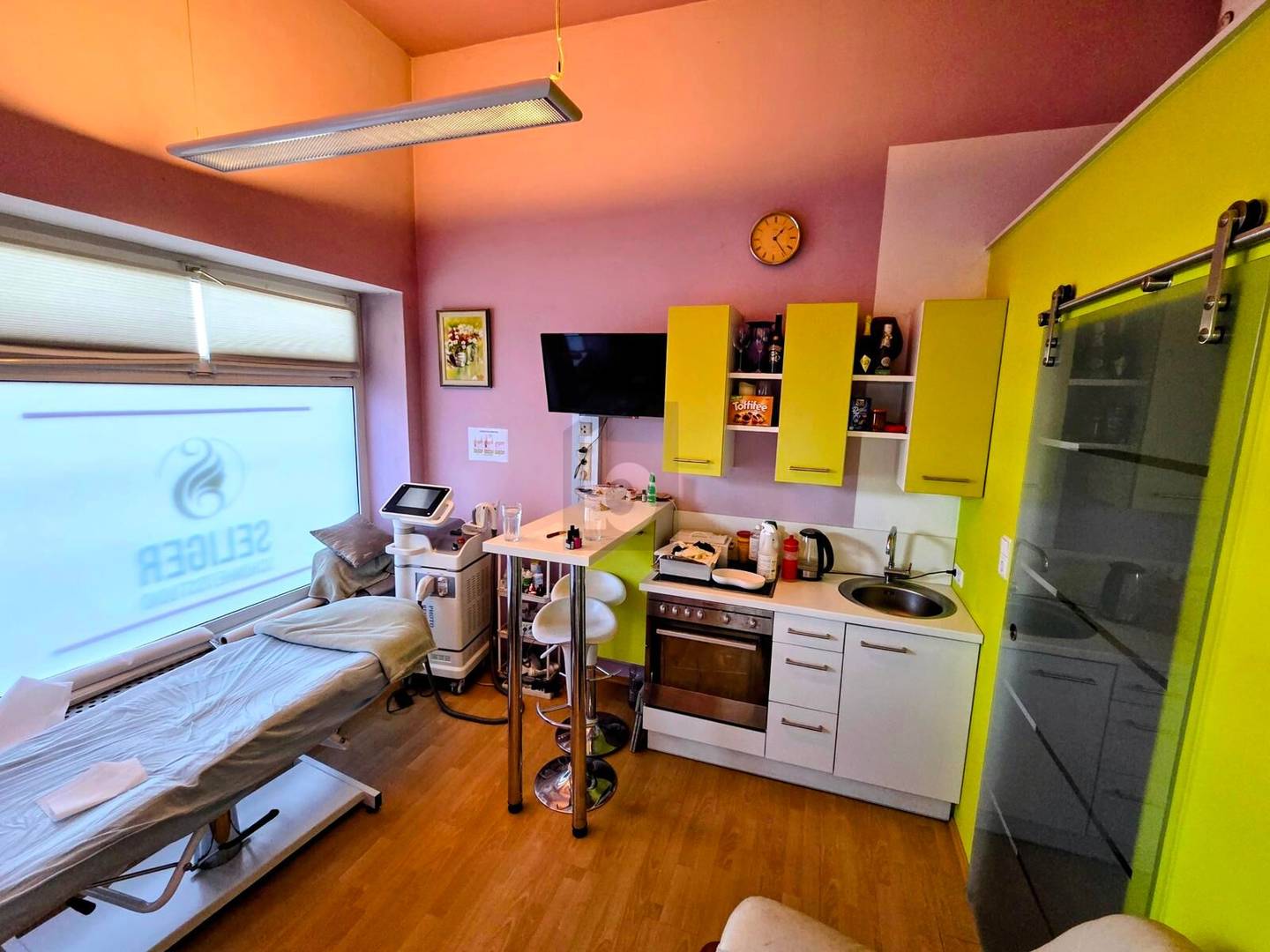 Vielseitige Praxis oder Bürowohnung mit Dusche