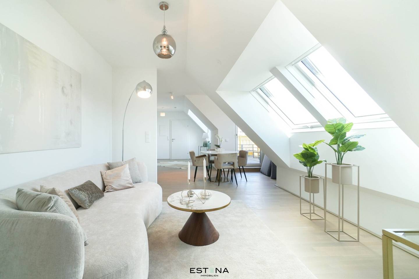 ruhig, zentral &amp; weit oben – Dachgeschoss-Wohnung mit Klasse - provisionsfrei