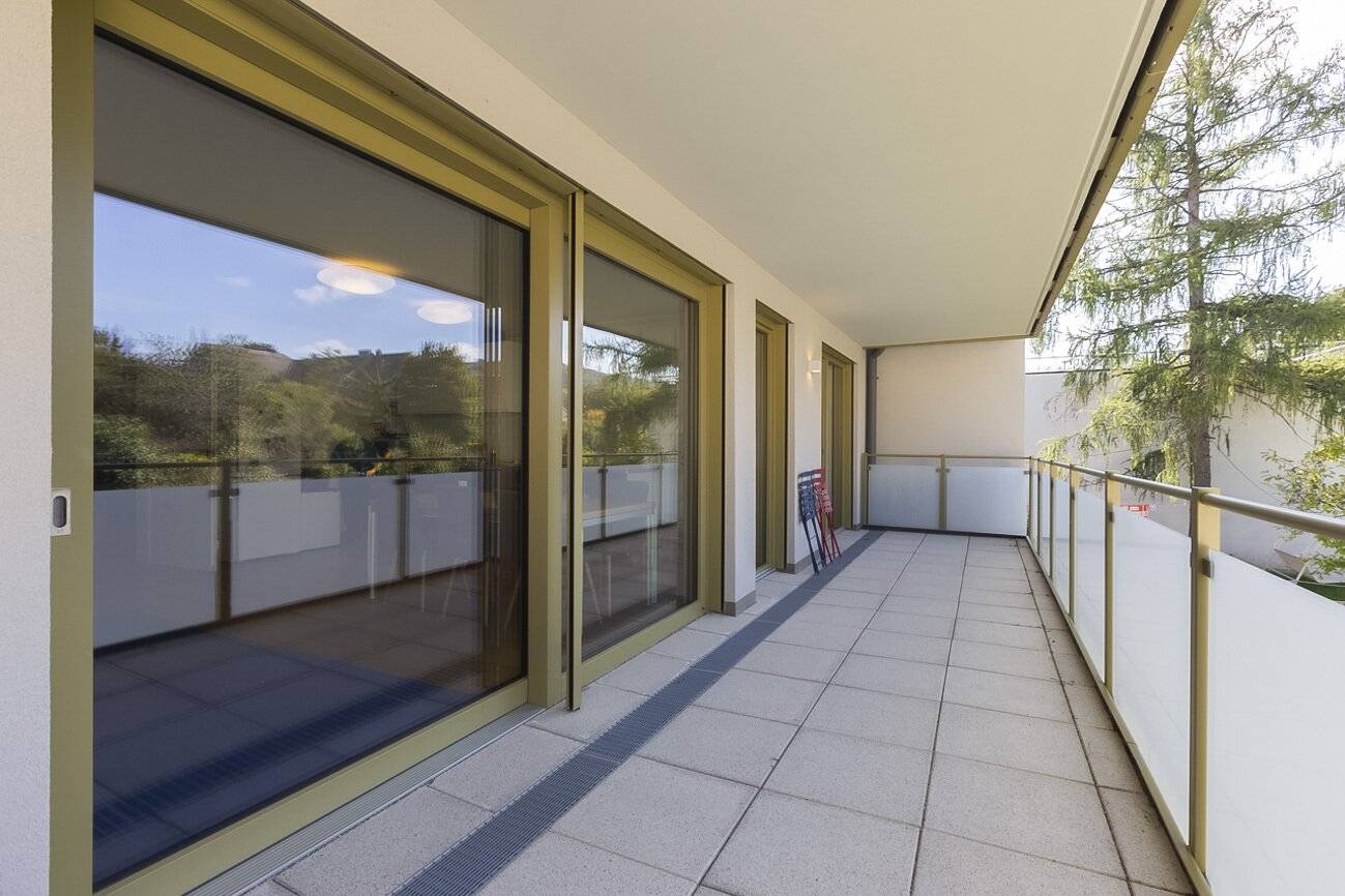 Gut aufgeteilte Praxisräumlichkeiten mit westseitigem Balkon, Eigengarten und PKW-Stellplatz