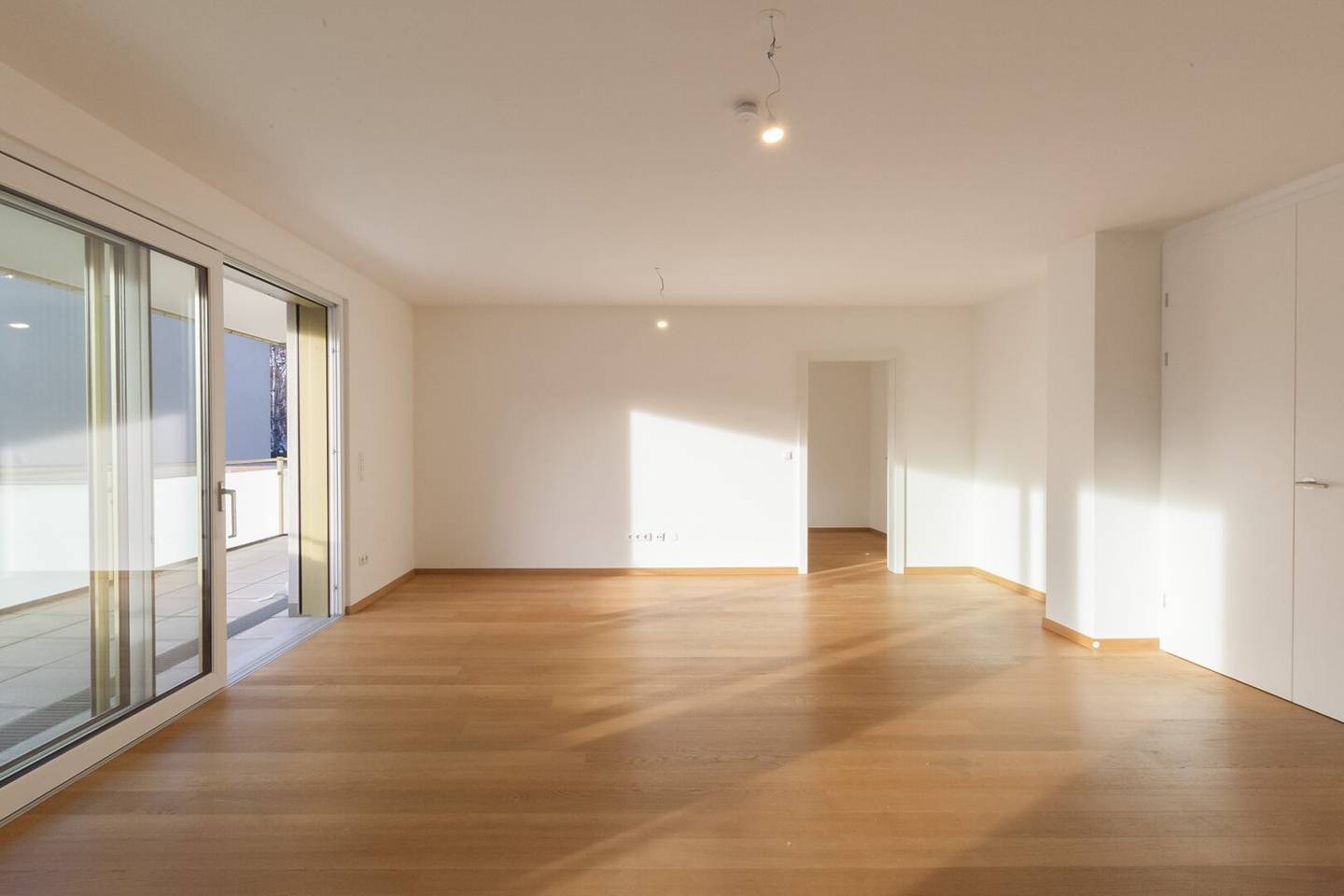 Gut aufgeteilte Praxisräumlichkeiten mit westseitigem Balkon, Eigengarten und PKW-Stellplatz