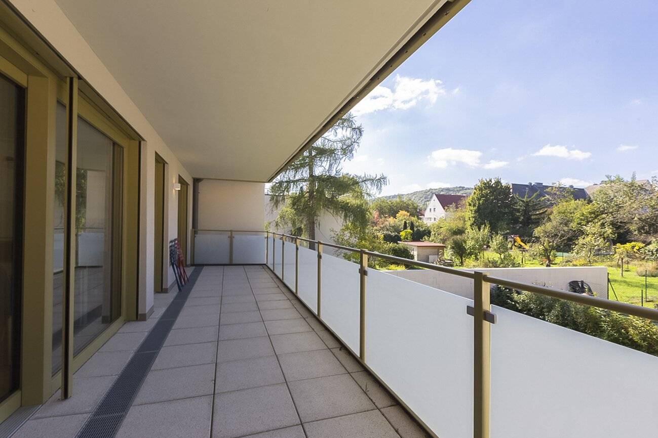 Bright, spacious 5-room apartment with green view of Liechtenstein Castle | ready to move in