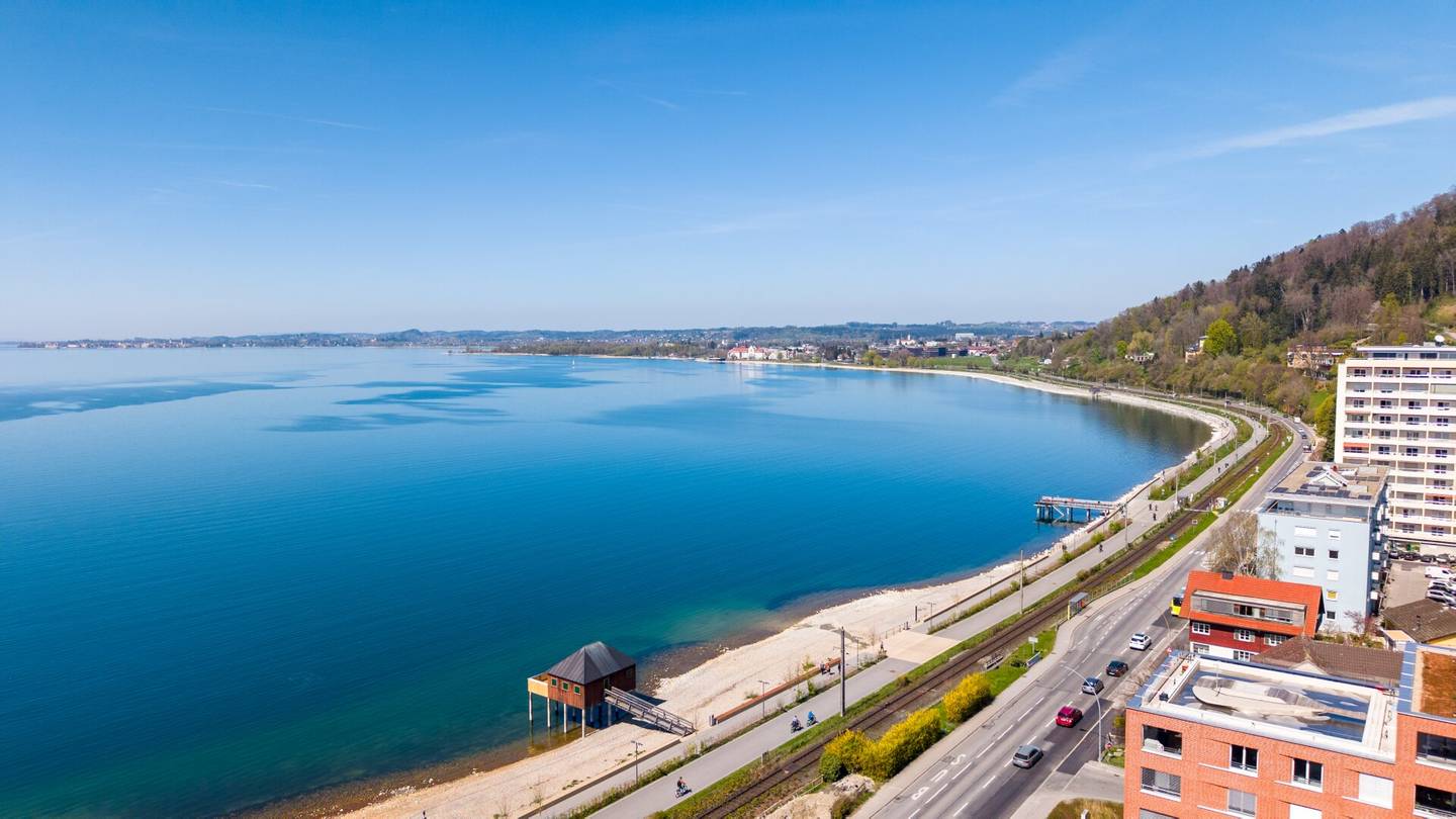 Moderne Wohnung mit Loggia und Seeblick
