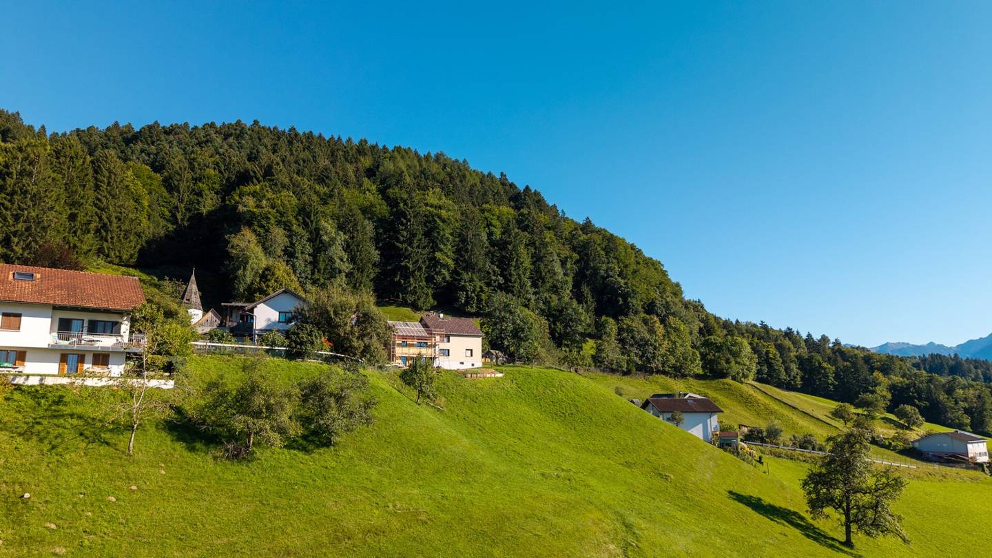Dreamlike plot in the green in Zwischenwasser with about 550 m² plot area