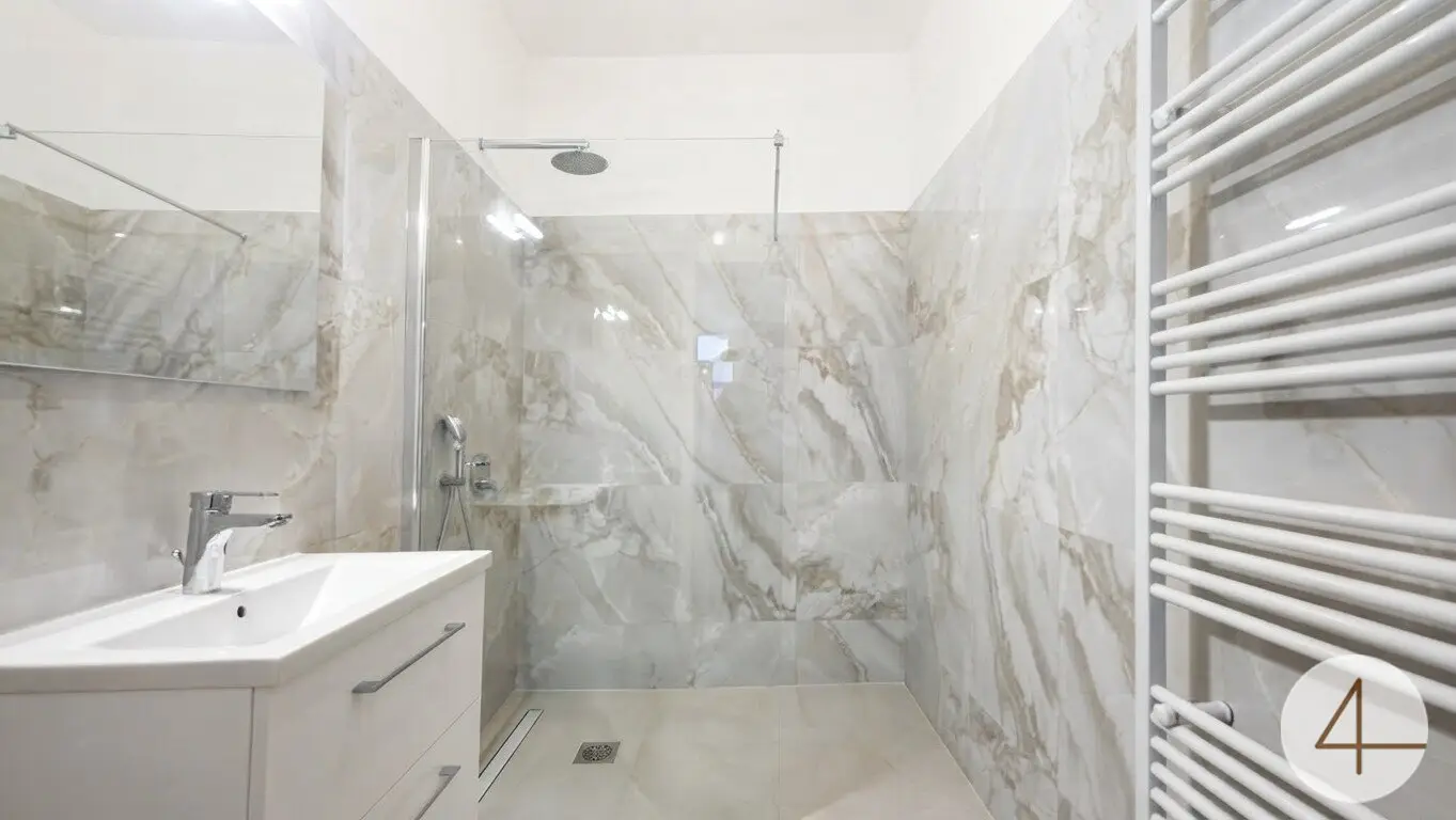 Ground floor unit with courtyard terraces near U1