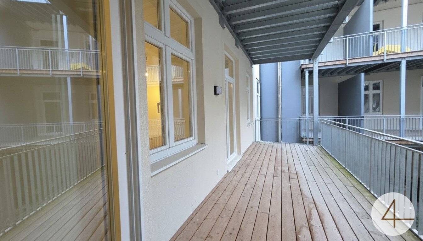 Apartment herringbone floors balcony Laaer Wald
