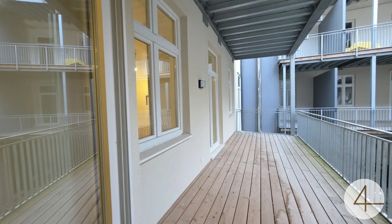 Apartment herringbone floors balcony Laaer Wald