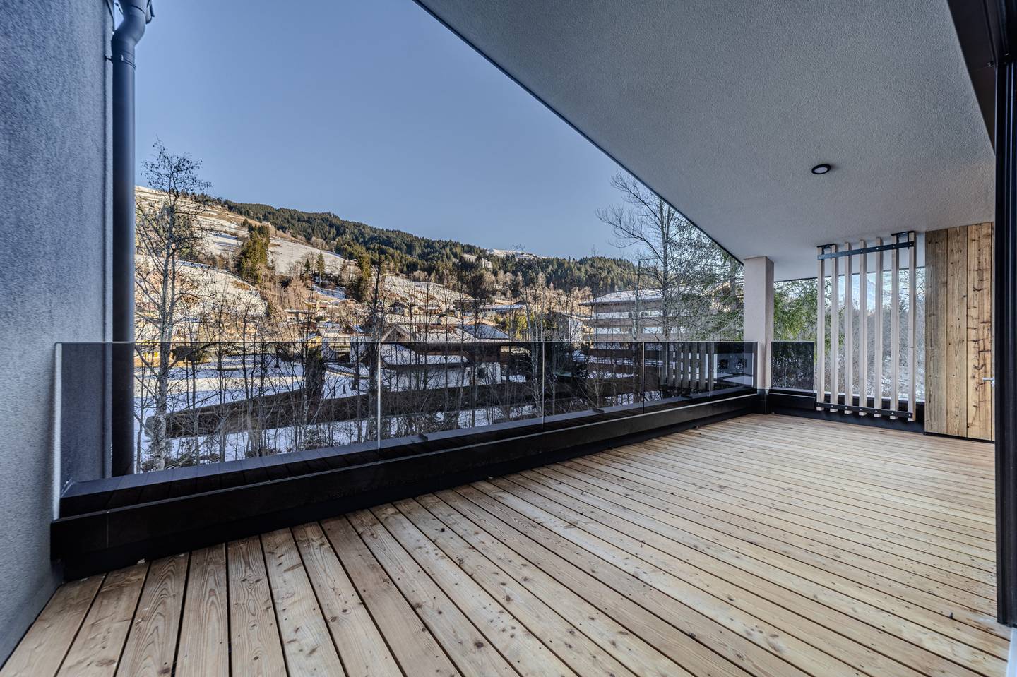 Top floor apartment with terraces in a quiet area