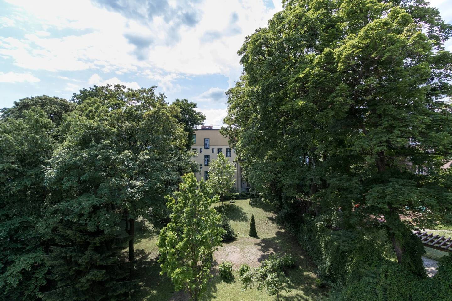 Dreamy Garden View! Beautiful Garconniere on the 4th Floor with Elevator and Lift
