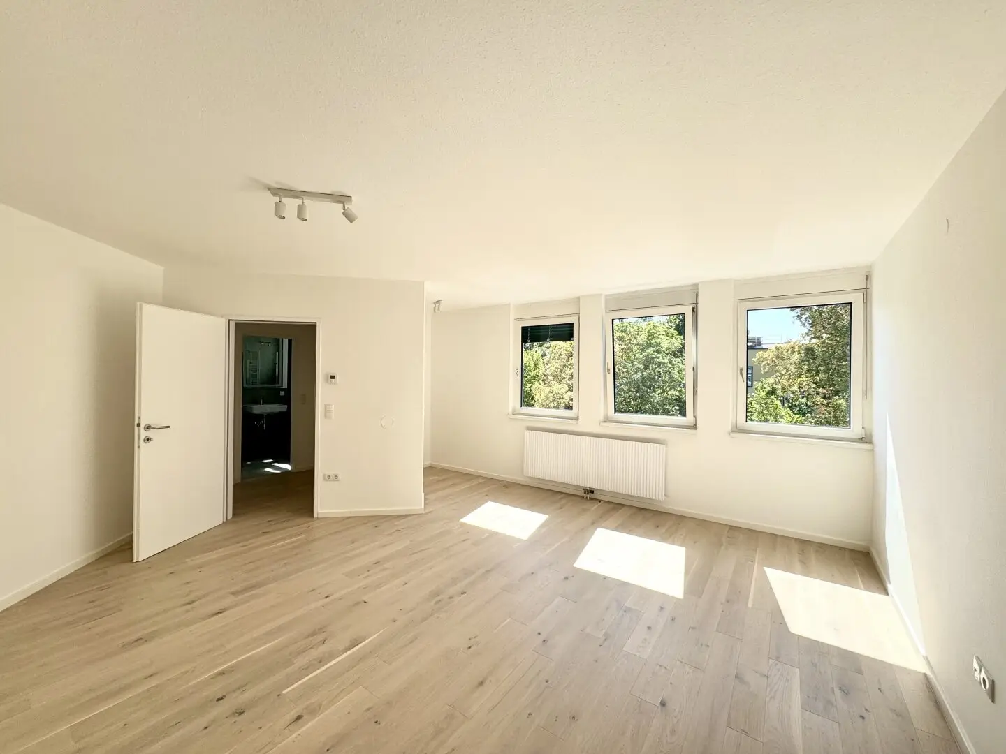 Dreamy Garden View! Beautiful Garconniere on the 4th Floor with Elevator and Lift