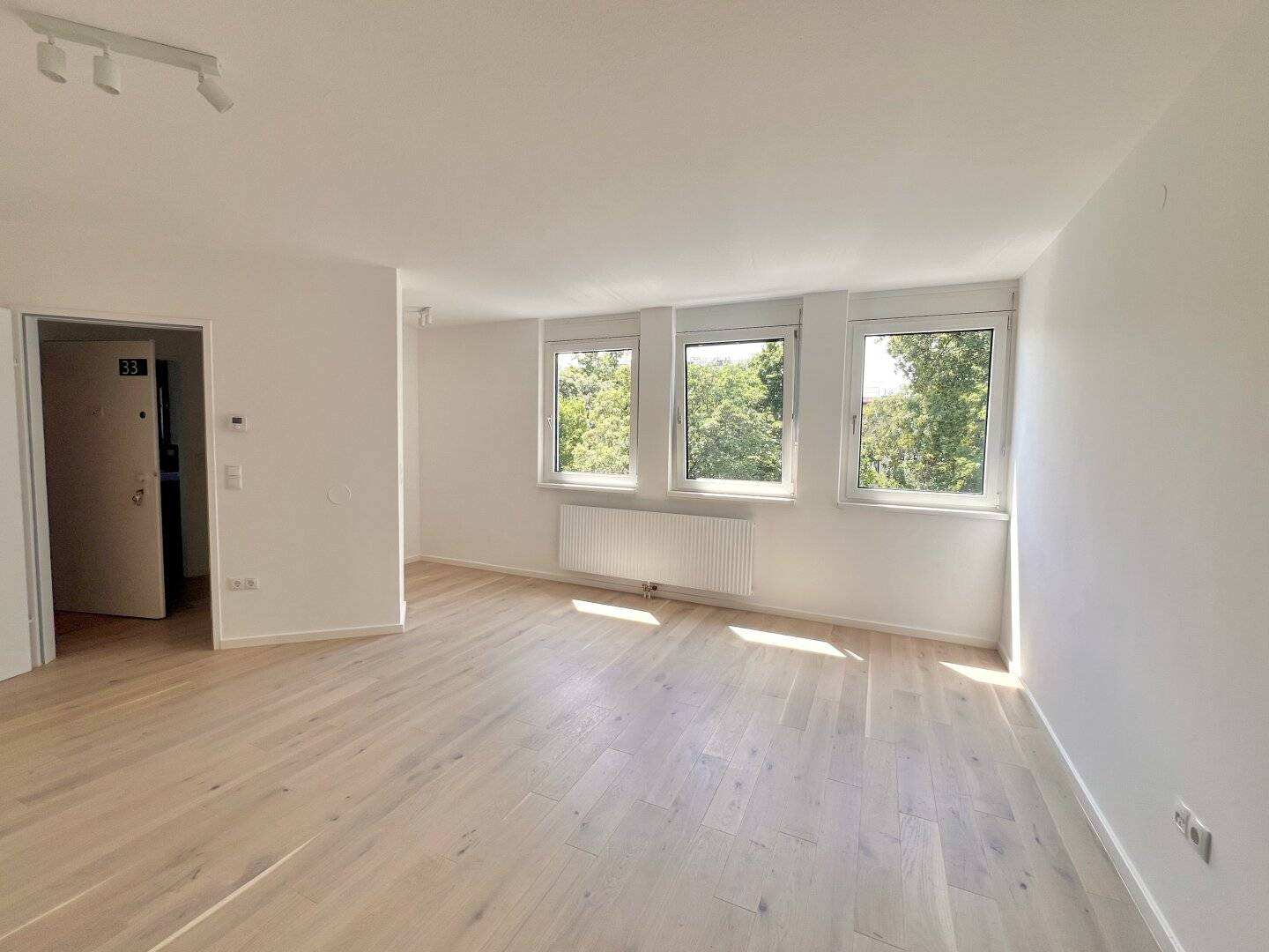Dreamy Garden View! Beautiful Garconniere on the 4th Floor with Elevator and Lift