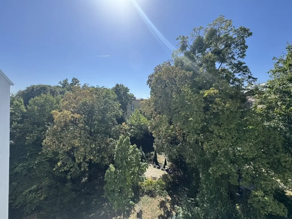 Dreamy Garden View! Beautiful Garconniere on the 4th Floor with Elevator and Lift