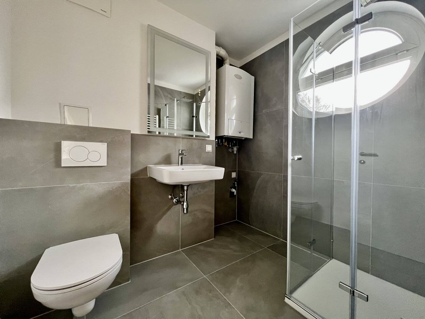 Dreamy Garden View! Beautiful Garconniere on the 4th Floor with Elevator and Lift