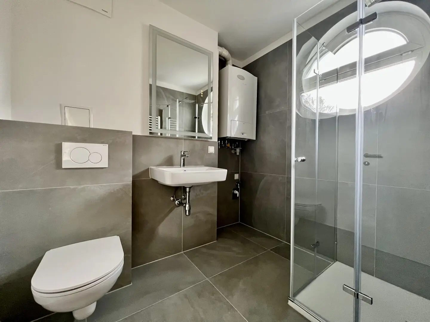 Dreamy Garden View! Beautiful Garconniere on the 4th Floor with Elevator and Lift