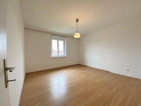 Apartment near the city center with loggia and parking space