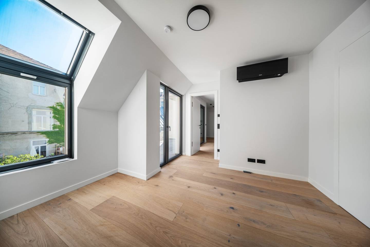 hofseitiges Schlafzimmer