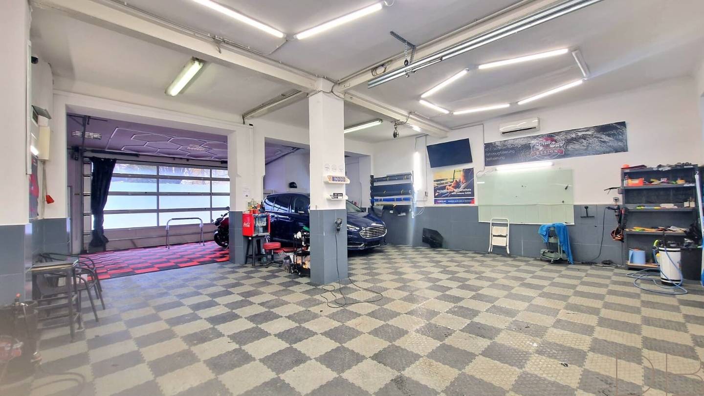 Spacious commercial property with 130 m² usable area and 1,000 m² plot in Vienna 1230