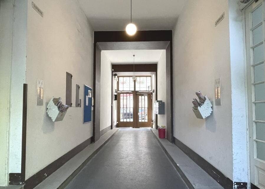 Bright Period Apartment with Balcony near Belvedere Palace