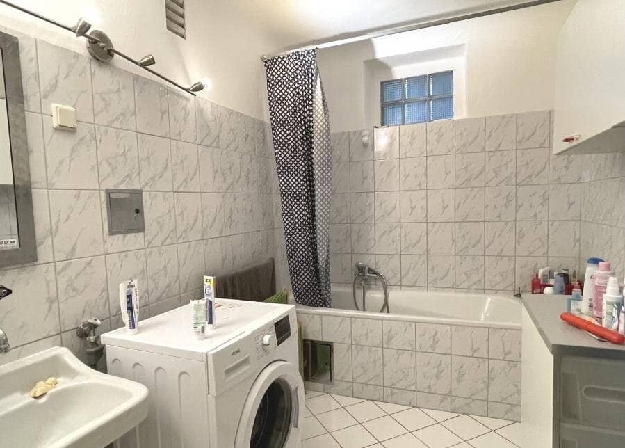 Bright Period Apartment with Balcony near Belvedere Palace