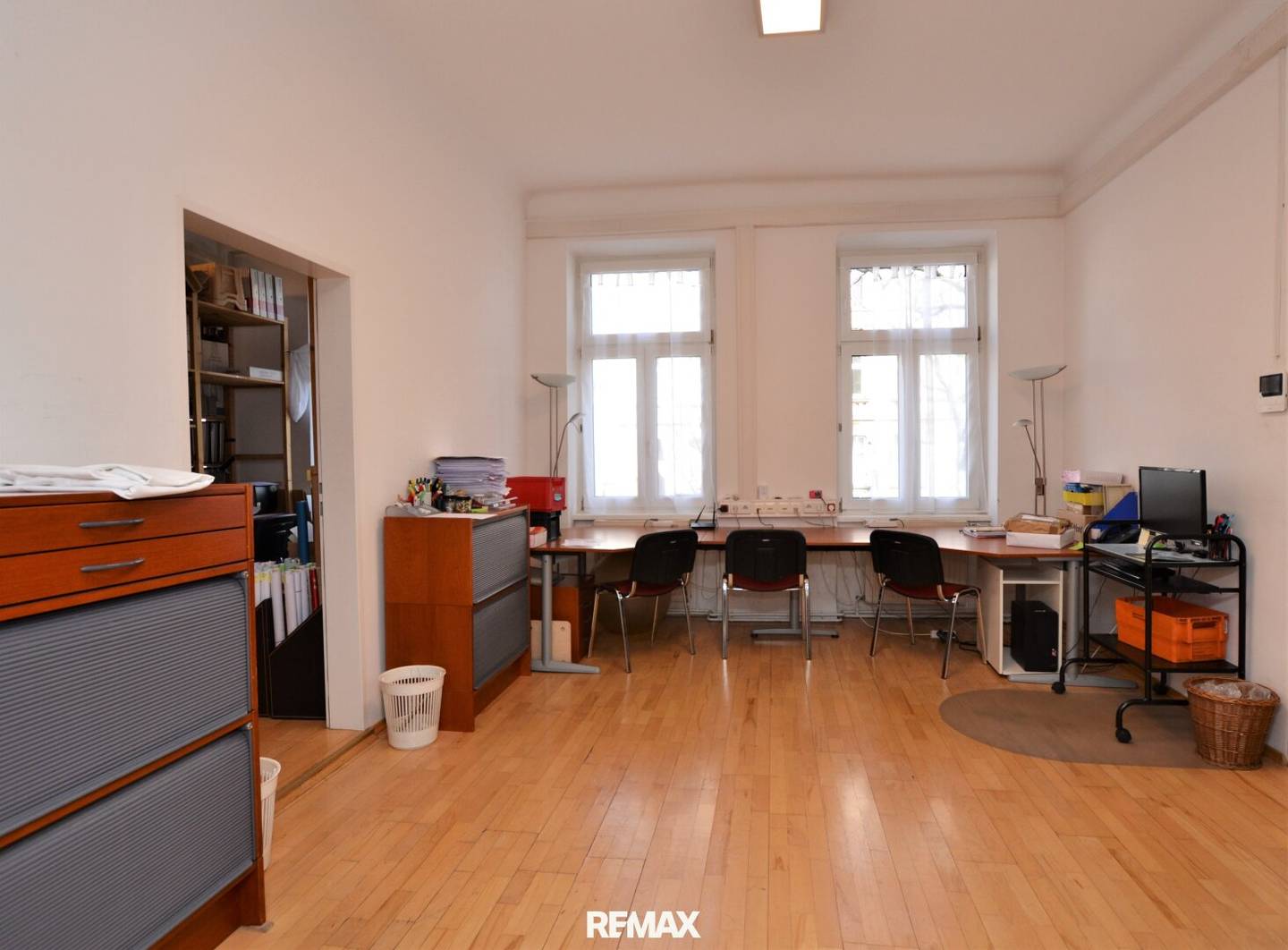 Bright office or practice spaces in an old building in central Penzing location