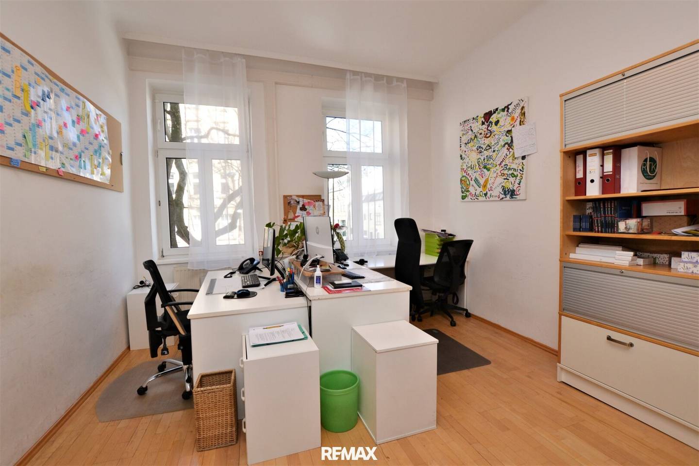 Bright office or practice spaces in an old building in central Penzing location
