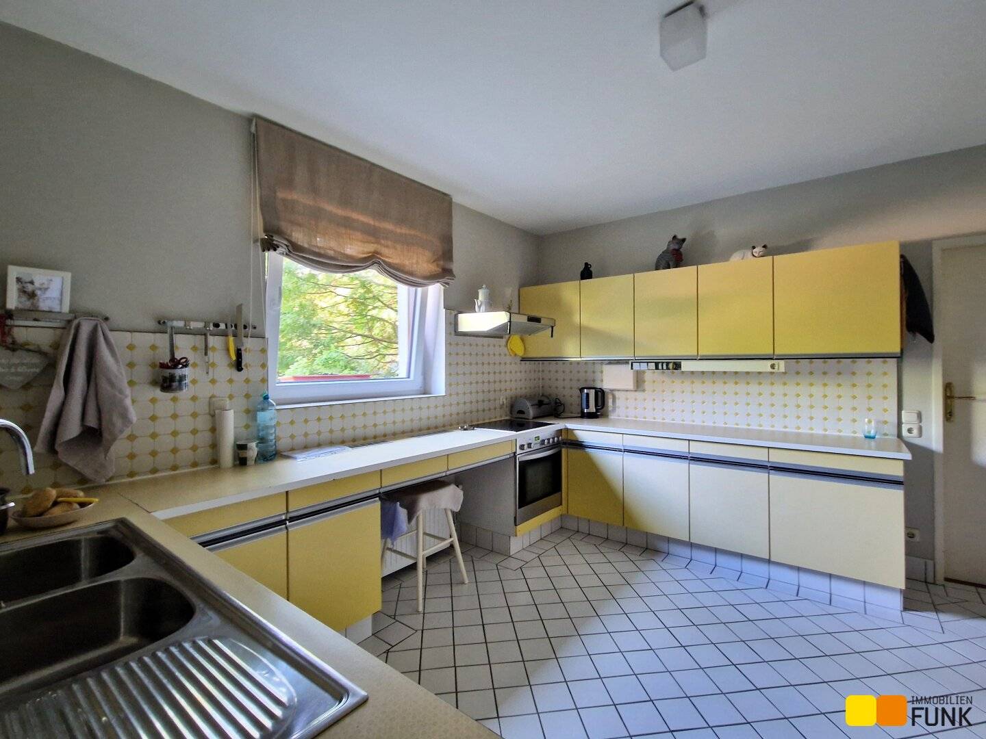 Gepflegtes Zweifamilienhaus auf 2005 m² Grundstück in Stockerau Nordwest
