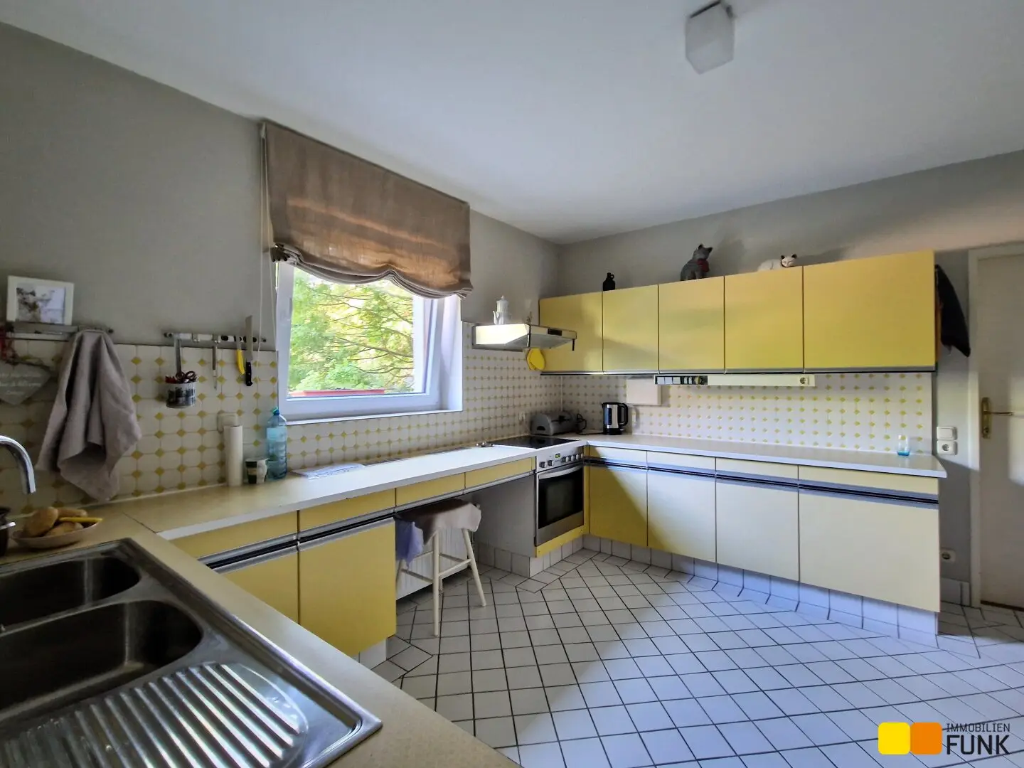 Well-maintained two-family house on 2005 m² plot in northwest Stockerau