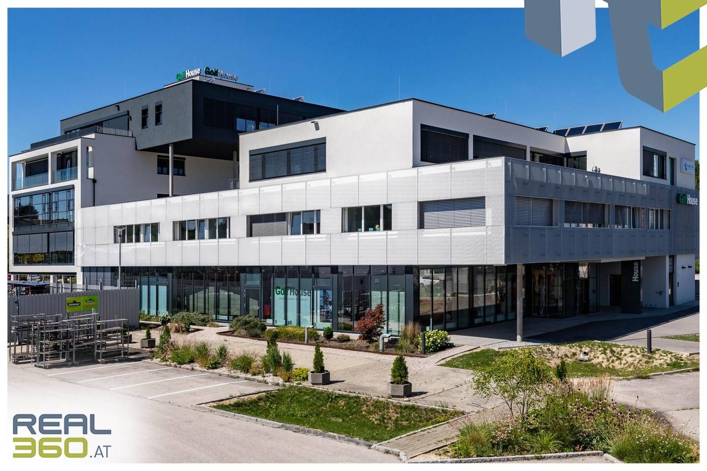 Modernes Penthouse Bürogebäude mit Dachterrasse und Atrium