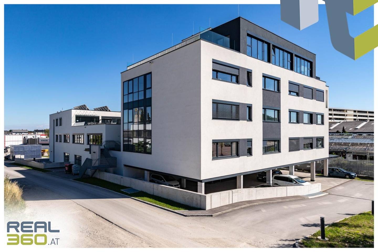 Modernes Penthouse Bürogebäude mit Dachterrasse und Atrium