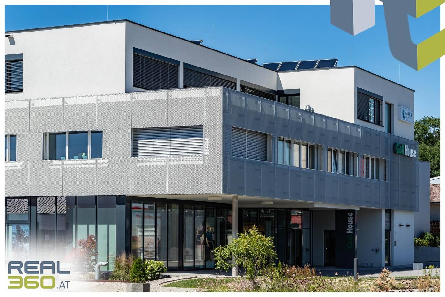 Modernes Penthouse Bürogebäude mit Dachterrasse und Atrium