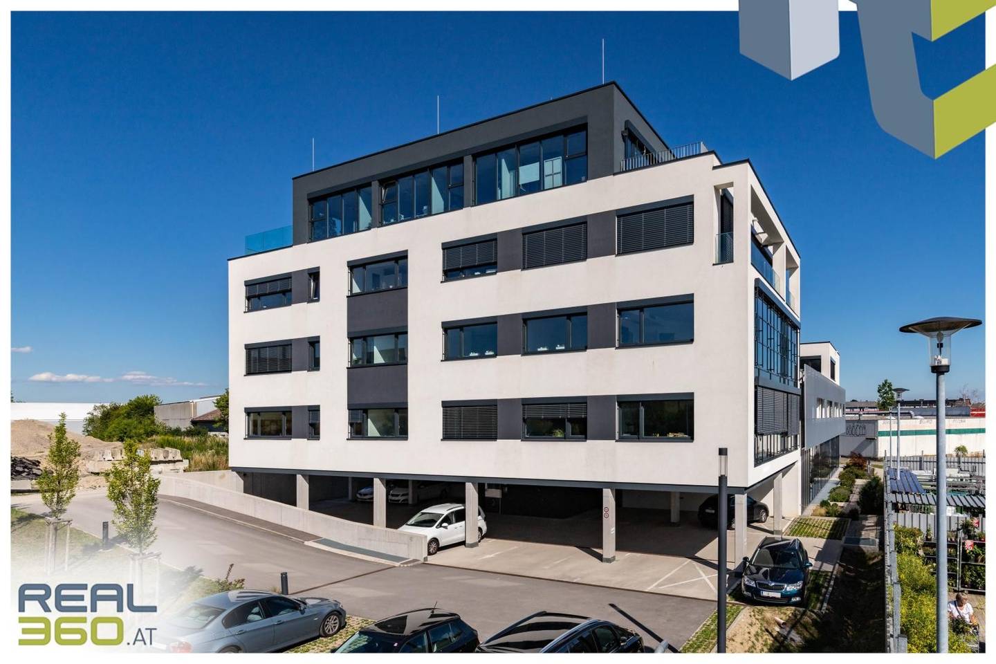 Modernes Penthouse Bürogebäude mit Dachterrasse und Atrium