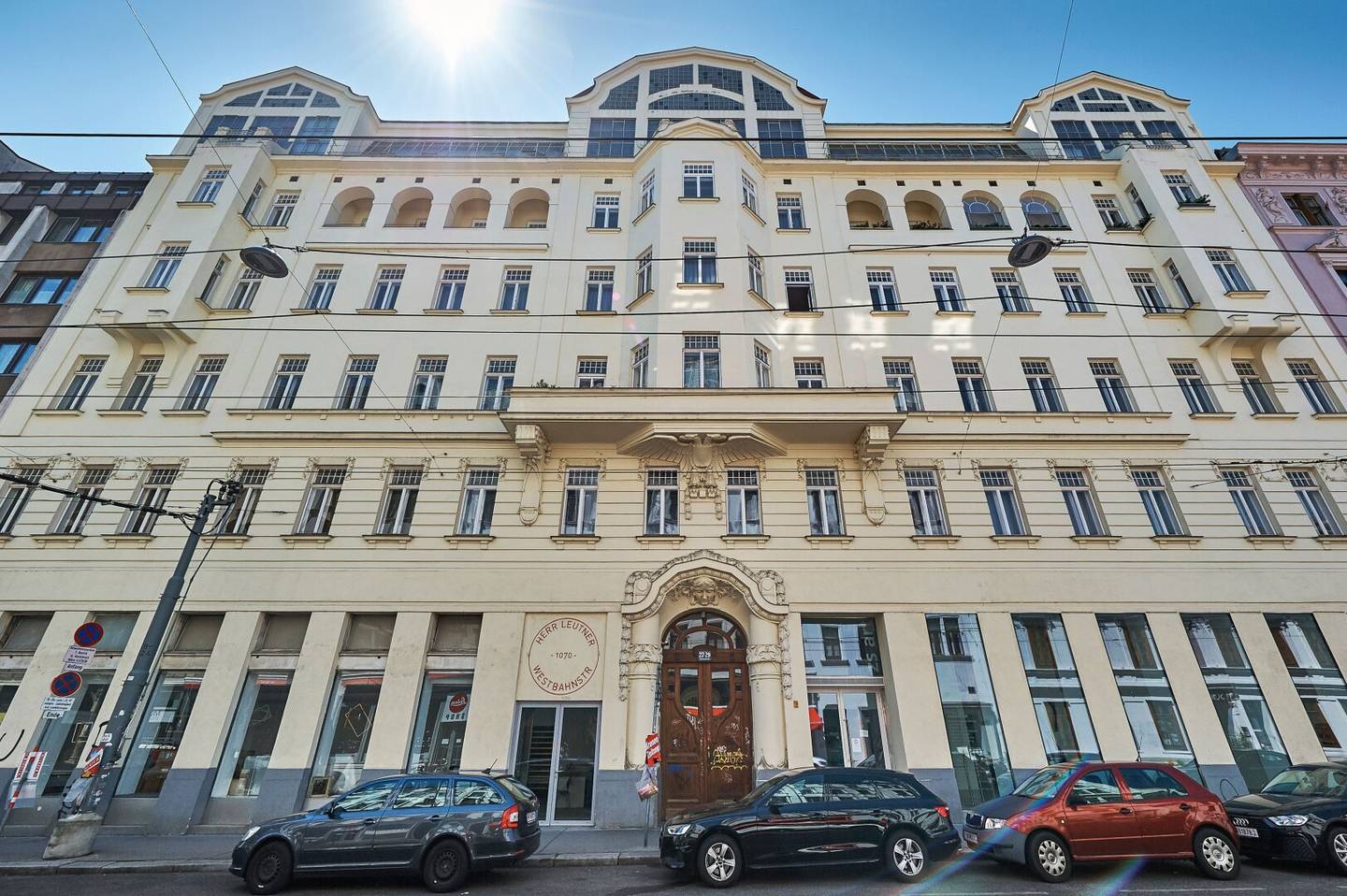 Street-facing commercial premises with large windows! Individually designable! Ideal for Pilates, Yoga, Atelier etc.